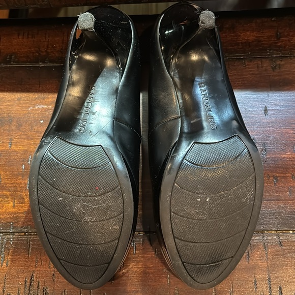 Bandolino size 7 black heels with shiny heels and shiny platform in front. - Picture 4 of 4